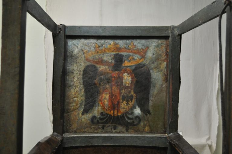 portantina seicentesca durante il restauro, rimozione ridipinture - ph.: Federica Romagnoli - Studio di restauro